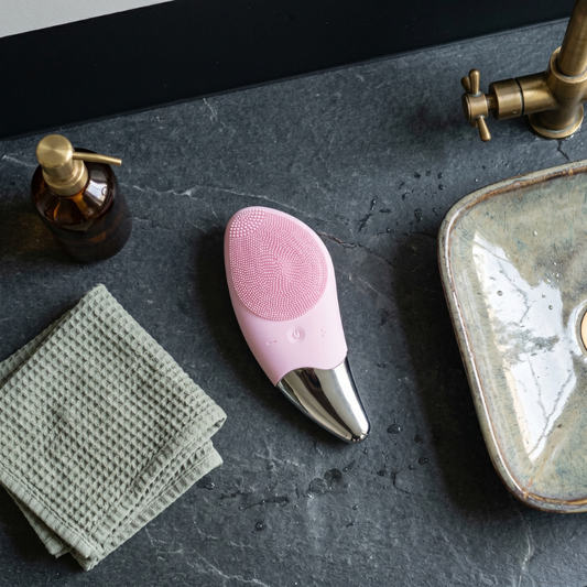 LumaForm™ Manual Silicone Facial Cleansing Brush